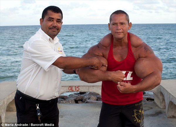 腕の周囲なんと74センチ！　ブラジルで最も太い上腕二頭筋を持つ男！！
