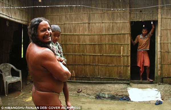 洋服アレルギーのインドの男性　全裸で生活するも優しい村人はそれを受け入れる