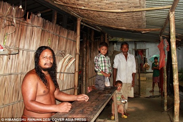洋服アレルギーのインドの男性　全裸で生活するも優しい村人はそれを受け入れる