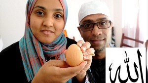 あなたには見える?　イスラム教徒の夫婦が「アッラー」と書かれた卵を発見！