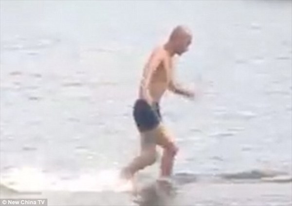 中国少林寺の僧が、水上走り125メートルを達成　自身の記録を5メートル更新