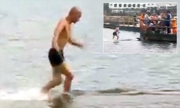 中国少林寺の僧が、水上走り125メートルを達成　自身の記録を5メートル更新