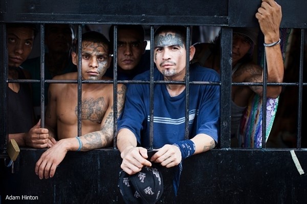 ヤバ過ぎて看守もいない！　エルサルバドルの刑務所に収容される受刑者たち！！
