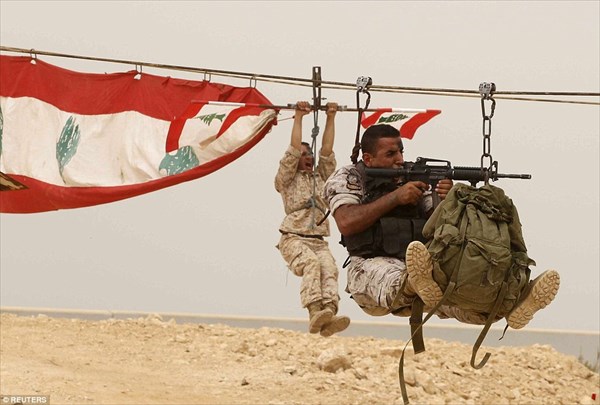 レバノン特殊部隊が、ベイルートの公開活動で見せたパフォーマンスがタフ過ぎ！