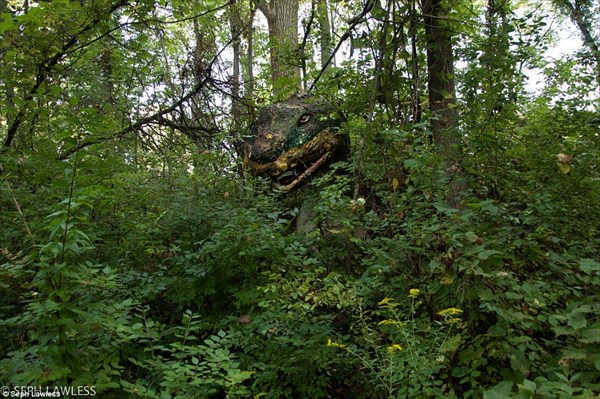 海外の廃墟マニアが撮影！　2002年に閉鎖し廃墟と化した恐竜テーマパーク！