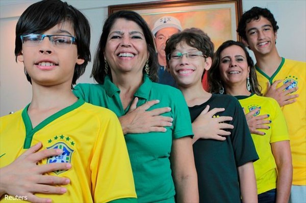家族そろって6本指(多指症)！　ブラジルのダ・シルヴァさんファミリー！！