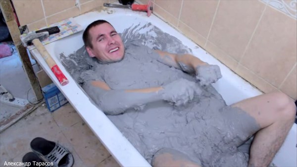 命より再生回数！ロシアのユーチューバーが石膏風呂に入浴。脱出できるか実験！