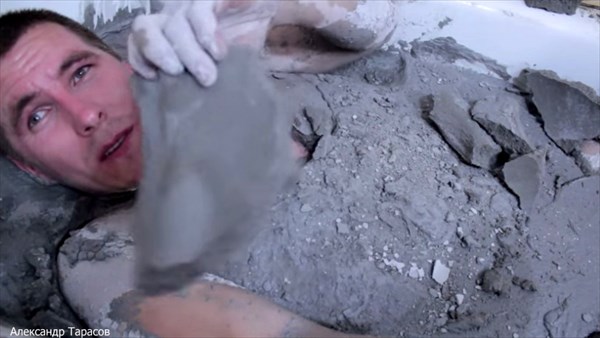 命より再生回数！ロシアのユーチューバーが石膏風呂に入浴。脱出できるか実験！