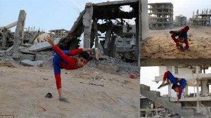 瓦礫と化した街でパフォーマンスを披露する「ガザ地区のスパイダーマン」