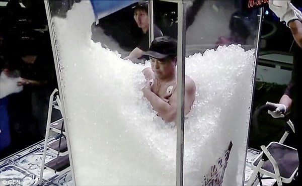 中国の「氷王」115分間にわたり氷漬けになり、自身の世界記録を更新！！