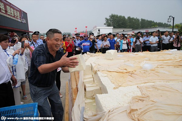 普通の豆腐2万2857丁分！　中国のイベントで作られた重量8トンの巨大豆腐