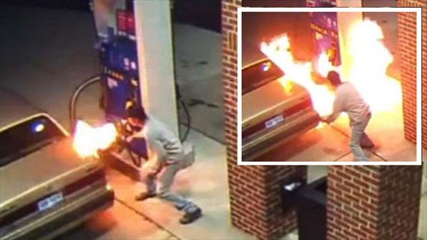 クモ嫌いの男　クモをライターで退治しようとして車とガソリンスタンドが炎上！