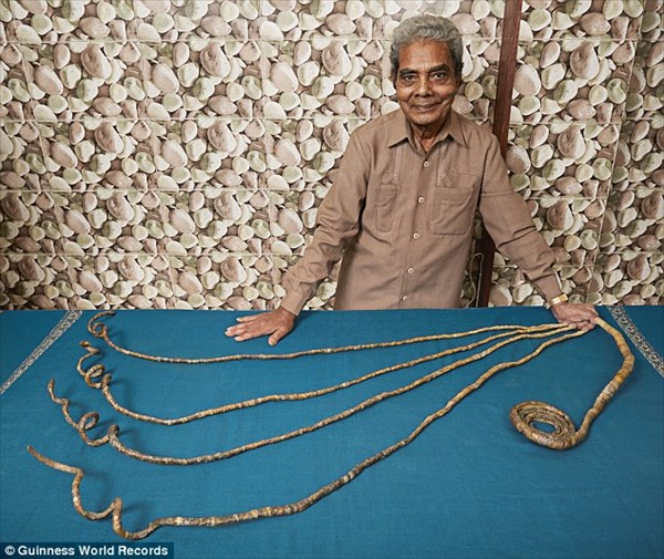 世界最長の爪を持つ男！ 62年間も爪を伸ばし続けたインド人 ギネスも認定！