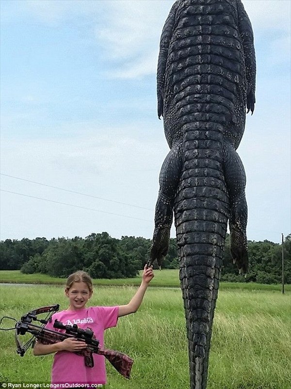 クロスボウでワンショット！　360キロの怪物ワニをハントした10歳の少女