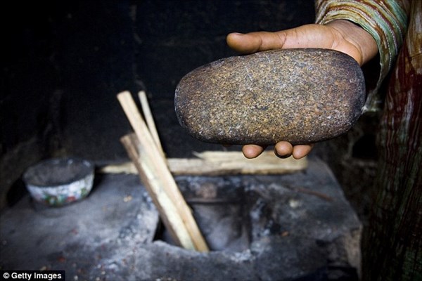 少女の胸に焼けた石を押し付ける「乳房アイロン」というカメルーンの儀式
