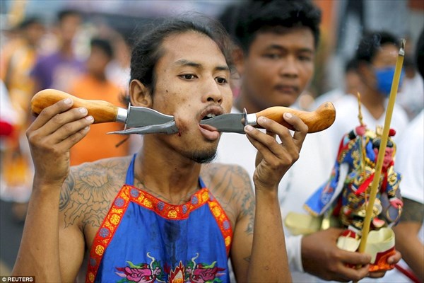 毎年恒例！　タイのベジタリアン祭り！　痛々しいが、やると神が守ってくれる？