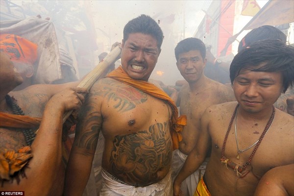 毎年恒例！　タイのベジタリアン祭り！　痛々しいが、やると神が守ってくれる？