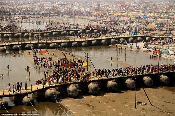 異世界感を感じる！　インドのガンジス河に架けられた手作りの橋
