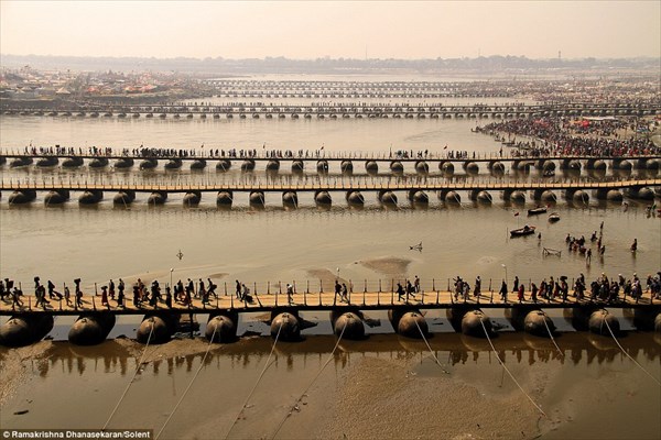 異世界感を感じる！　インドのガンジス河に架けられた手作りの橋
