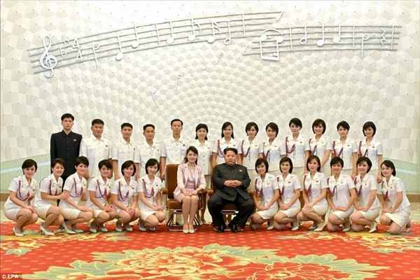 美女に囲まれご満悦の金正恩氏　北朝鮮ガールズグループのライブを楽しむ！