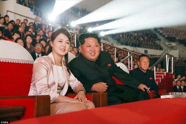 美女に囲まれご満悦の金正恩氏　北朝鮮ガールズグループのライブを楽しむ！