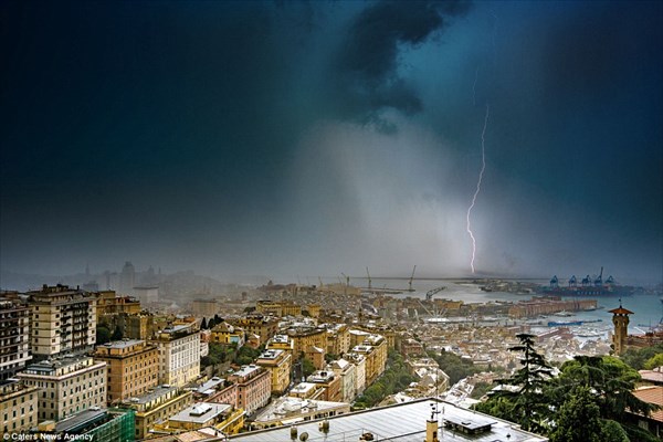 これから街に災いを起こしそうな禍々しい竜巻がイタリアに出現！