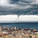 これから街に災いを起こしそうな禍々しい竜巻がイタリアに出現！