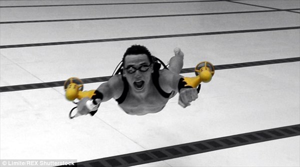 まるでスパイ映画！水泳選手より速く泳げるアンダーウォータージェットパック！