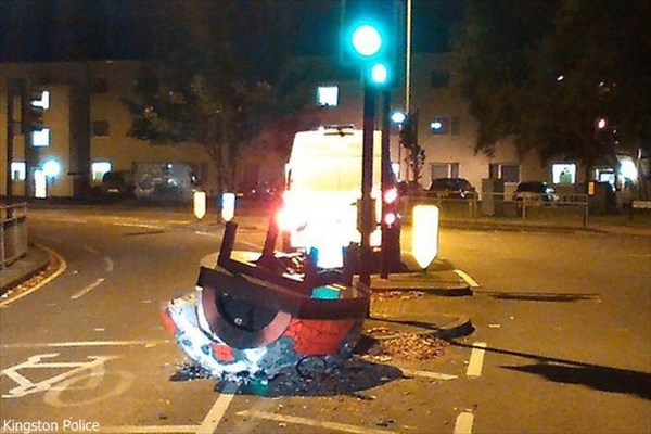 ロンドンの道路にUFOが墜落!?　謎の物体を回収した地元警察が情報を募集！