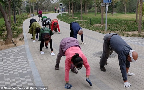 ジョギングなんてもう古い！中国の新たな健康のトレンドは「四足ウォーキング」
