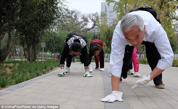ジョギングなんてもう古い！中国の新たな健康のトレンドは「四足ウォーキング」