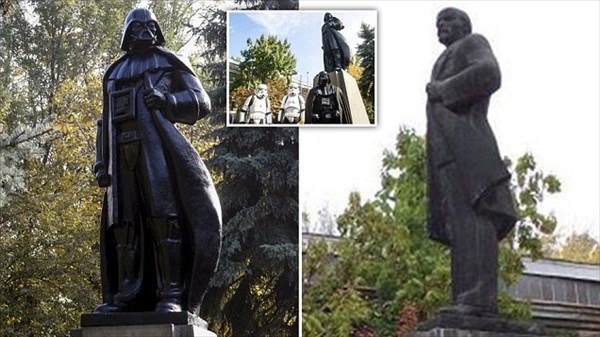 ウクライナのレーニンの銅像が、ダースベイダーに改造される！