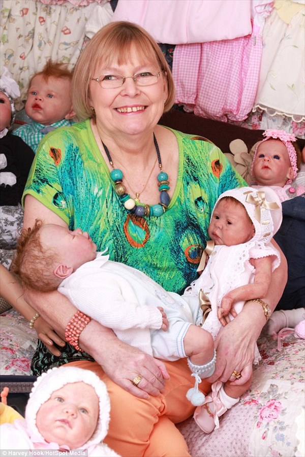 超リアルな赤ちゃんの人形27体の世話をする、ちょっとヤバめなおばあちゃん