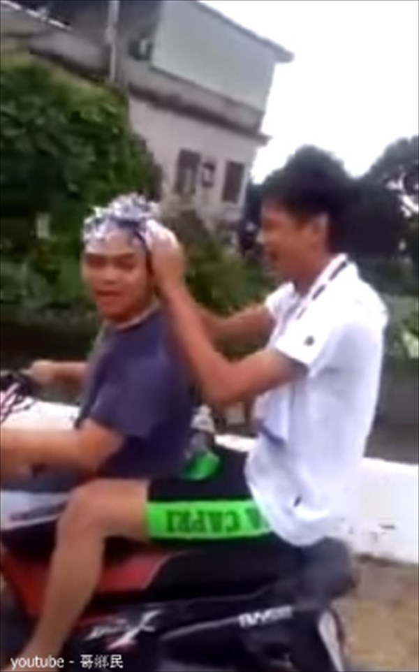 台湾版バカッター!? ノーヘルでバイクに乗りながらシャンプーをする少年たち