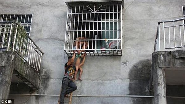 あぶねぇ！　窓枠に頭が挟まり、首から宙吊り状態になった中国人少年　無事救出