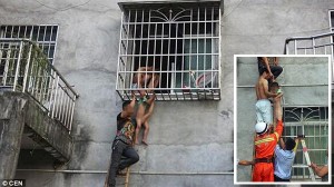 あぶねぇ！　窓枠に頭が挟まり、首から宙吊り状態になった中国人少年　無事救出