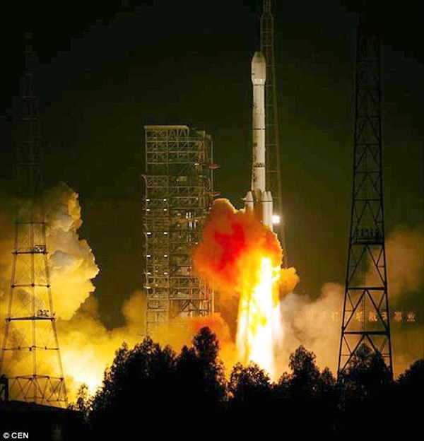 中国が宇宙に打ち上げたロケットの部品が村に墜落する　電線が切れて停電に