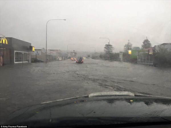 洪水の南オーストラリア！　マックのドライブスルーはカヤックでもイケるらしい