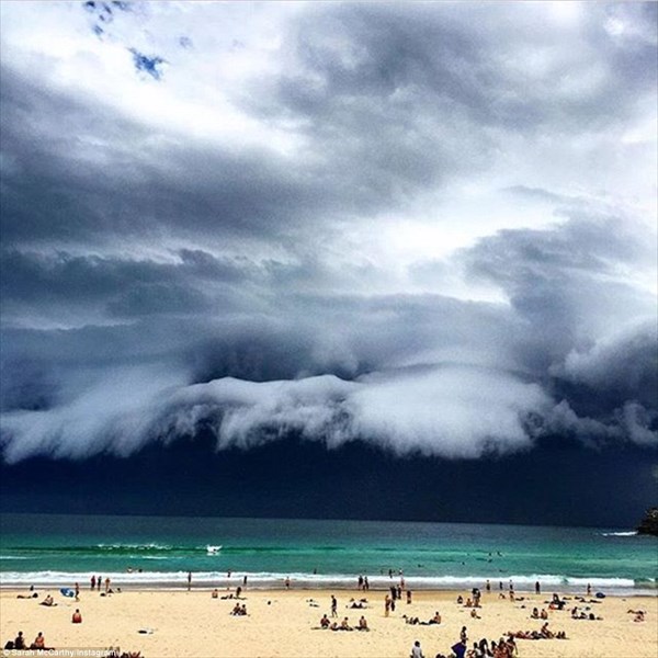 まるで津波！　オーストラリア・シドニーにヤバすぎる雲が襲来！