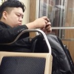 シカゴの通勤電車で北朝鮮最高指導者キム・ジョンウン目撃？　実はソックリさん
