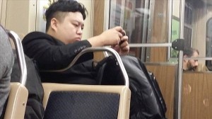シカゴの通勤電車で北朝鮮最高指導者キム・ジョンウン目撃？　実はソックリさん