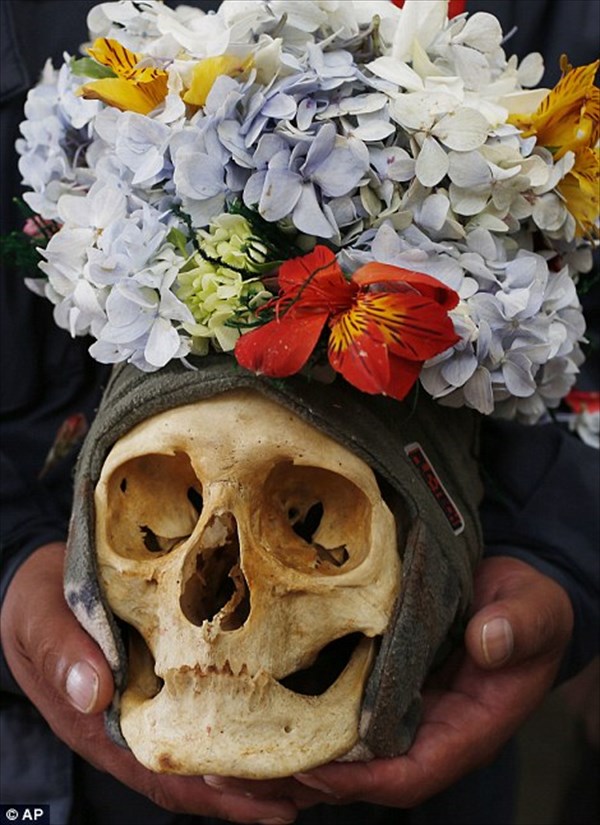 頭蓋骨が幸福を与える？ボリビアの首都でおこなわれる宗教的祭事「スカルの日」