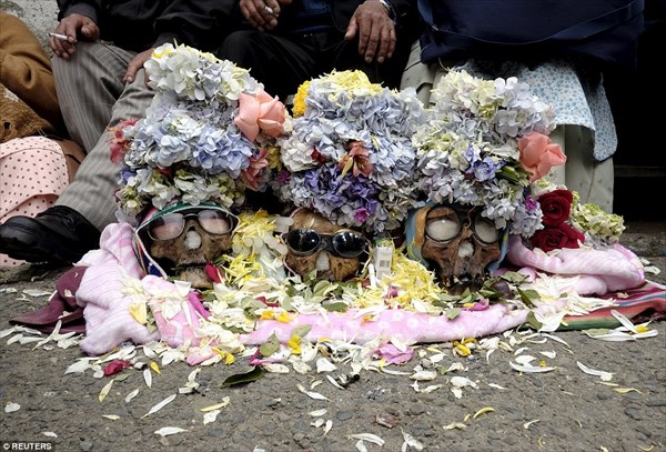 頭蓋骨が幸福を与える？ボリビアの首都でおこなわれる宗教的祭事「スカルの日」