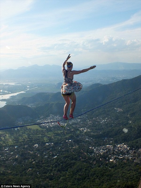 地上840ｍ！　強風の中、26歳の女性がハイヒールを履いての綱渡りに挑戦！