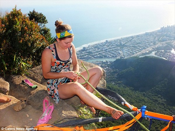 地上840ｍ！　強風の中、26歳の女性がハイヒールを履いての綱渡りに挑戦！