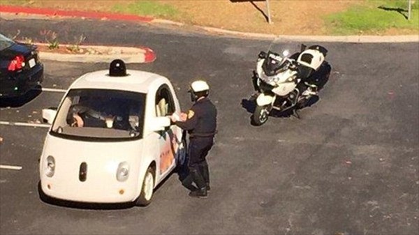 Googleの自動運転車(グーグルカー)、遅すぎて警察にパクられる！