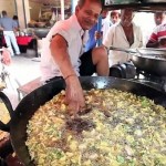 200度の油で100キロ以上の天ぷらを素手で揚げる！　神の手を持つインド人