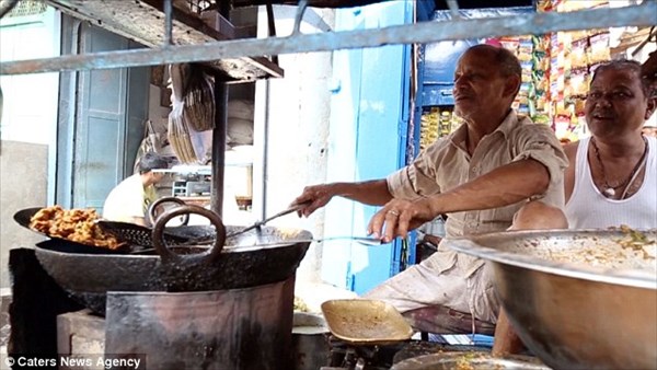 200度の油で100キロ以上の天ぷらを素手で揚げる！　神の手を持つインド人