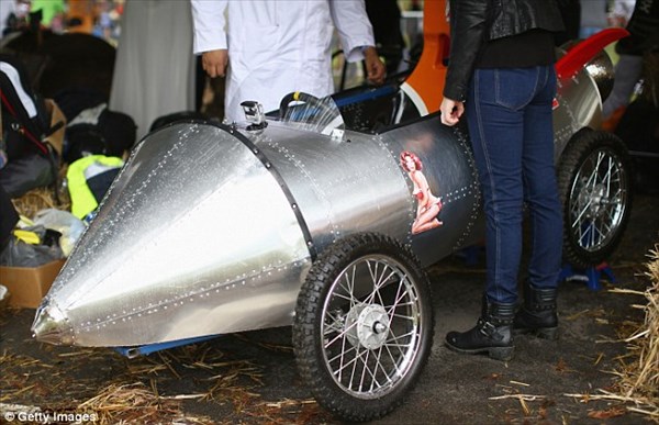 クラッシュ上等！　レッドブル主催「ビリーカート・レース」がシドニーで開催！