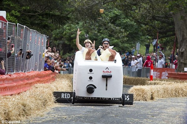クラッシュ上等！　レッドブル主催「ビリーカート・レース」がシドニーで開催！